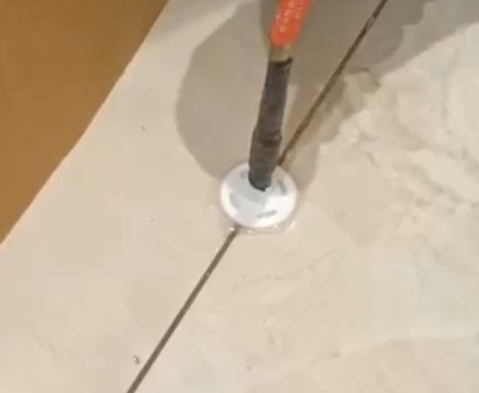平川瓷砖空鼓维修公司专业解答瓷砖在铺贴过程中，如果没有涂抹均匀到位的粘结材料（如水泥砂浆或瓷砖胶），可能会导致以下问题